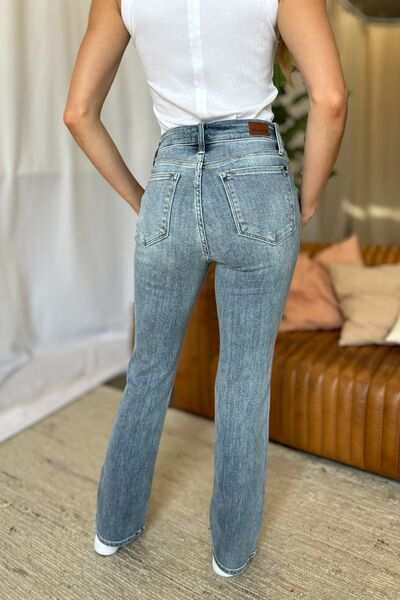 Judy Blue Medium Rise Bootcut JeansThe medium rise bootcut jeans are a timeless wardrobe staple that flatters all body types. Designed with a comfortable fit, they sit perfectly at the waist while offBootcut JeansJudy Blue Medium Rise Bootcut Jeans