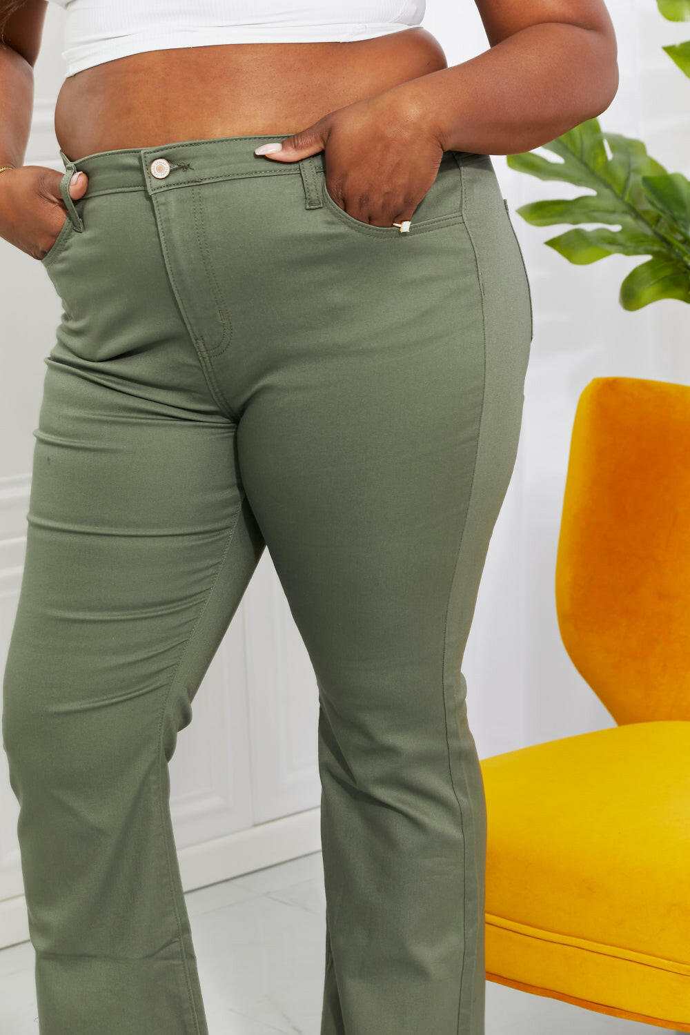 'Clementine' High-Rise Bootcut Jeans in OliveGet ready to start your day off on the right foot with these totally hip bootcut jeans! You'll love the high rise and stretchy fabric that keep you cool and comfortaBootcut JeansHigh-Rise Bootcut Jeans