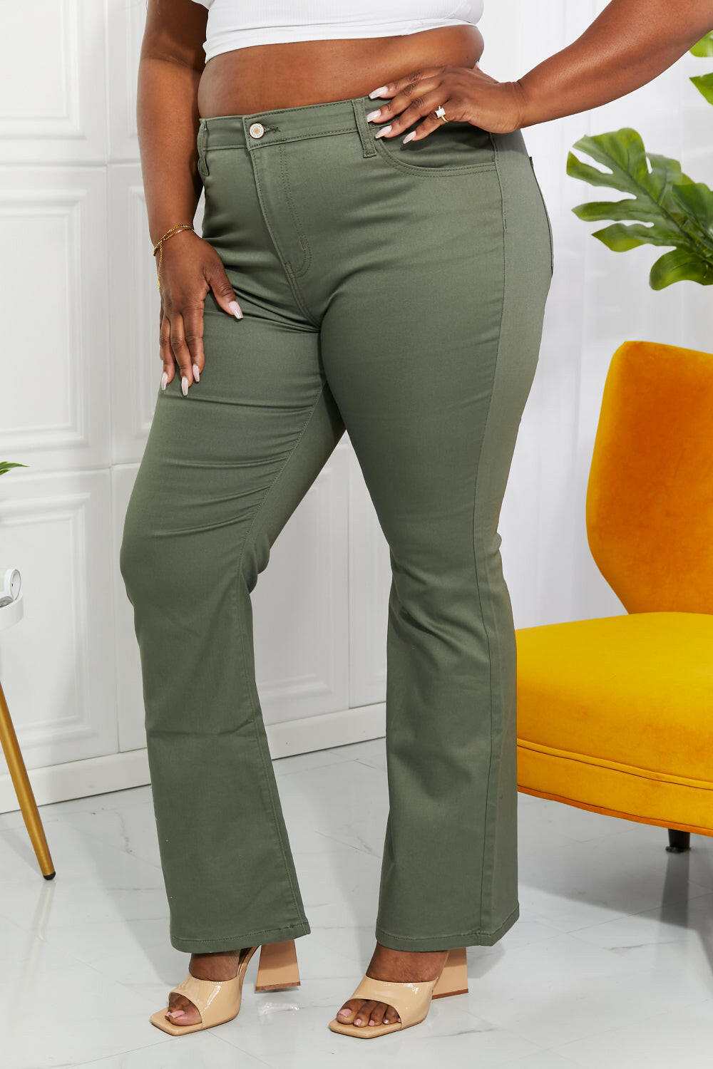 'Clementine' High-Rise Bootcut Jeans in OliveGet ready to start your day off on the right foot with these totally hip bootcut jeans! You'll love the high rise and stretchy fabric that keep you cool and comfortaBootcut JeansHigh-Rise Bootcut Jeans