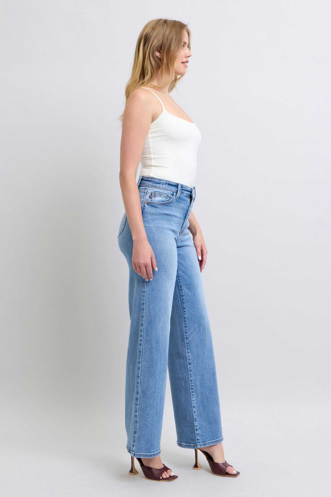 Judy Blue Wide Leg Jeans with PocketsWide Leg Jeans with Pockets are a trendy and versatile option for those looking to make a statement with their outfit. The wide-leg silhouette offers a relaxed and vWide Leg JeansJudy Blue Wide Leg Jeans