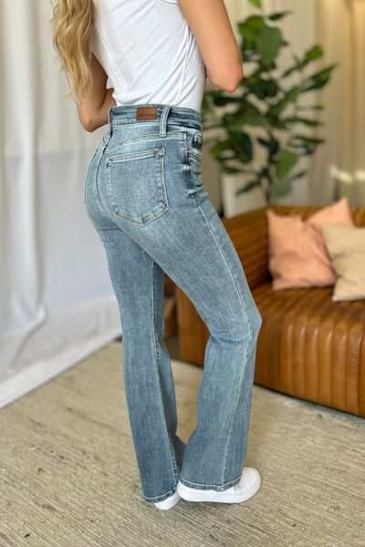 Judy Blue Medium Rise Bootcut JeansThe medium rise bootcut jeans are a timeless wardrobe staple that flatters all body types. Designed with a comfortable fit, they sit perfectly at the waist while offBootcut JeansJudy Blue Medium Rise Bootcut Jeans
