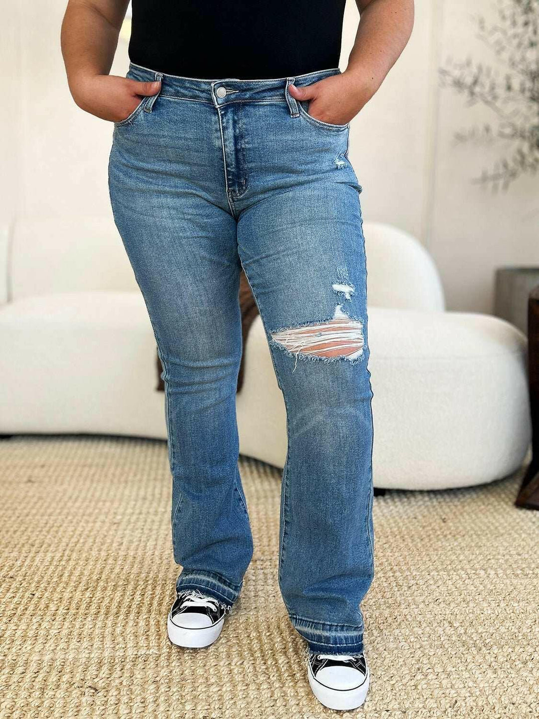 Judy Blue Mid Rise Destroyed Hem Distressed JeansExperience unparalleled style with the Judy Blue Mid Rise Destroyed Hem Distressed Jeans, designed exclusively for those who dare to stand out. These flare jeans empFlare JeansJudy Blue Mid Rise