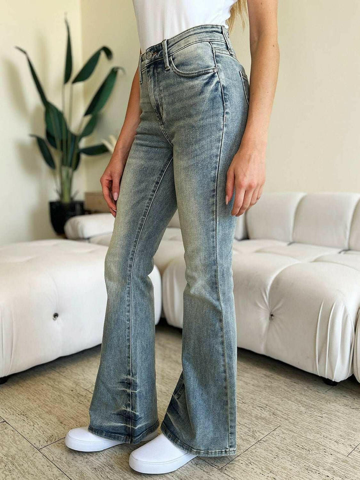 Judy Blue Mid Rise Flare JeansChannel retro vibes with the Mid Rise Flare Jeans - comfy and stylish denim for any occasion. Effortlessly elevate your look!

Features: Washed, Pocketed
Stretch: MoFlare JeansJudy Blue Mid Rise