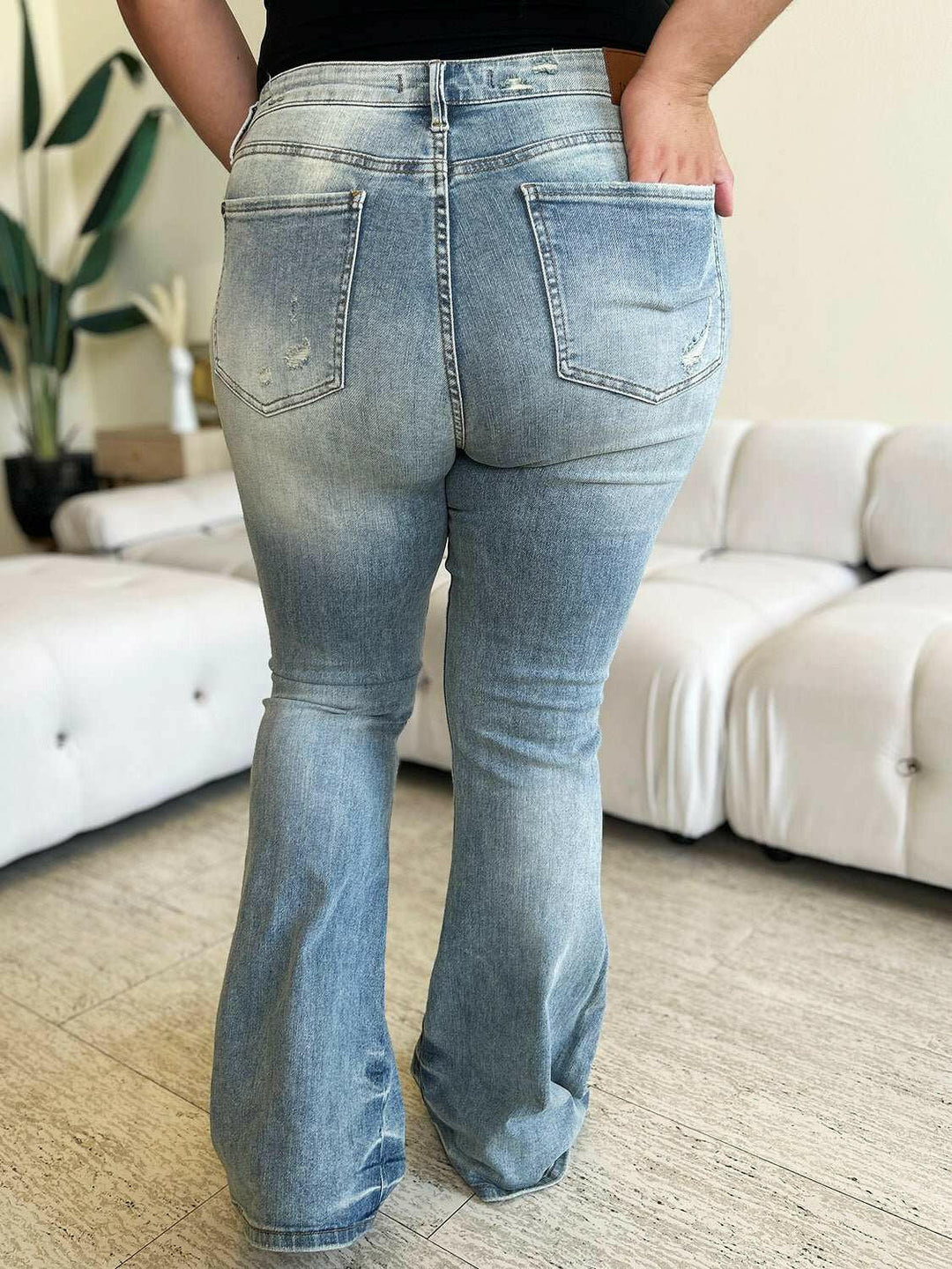 Judy Blue Mid Rise Flare JeansChannel retro vibes with the Mid Rise Flare Jeans - comfy and stylish denim for any occasion. Effortlessly elevate your look!

Features: Washed, Pocketed
Stretch: MoFlare JeansJudy Blue Mid Rise