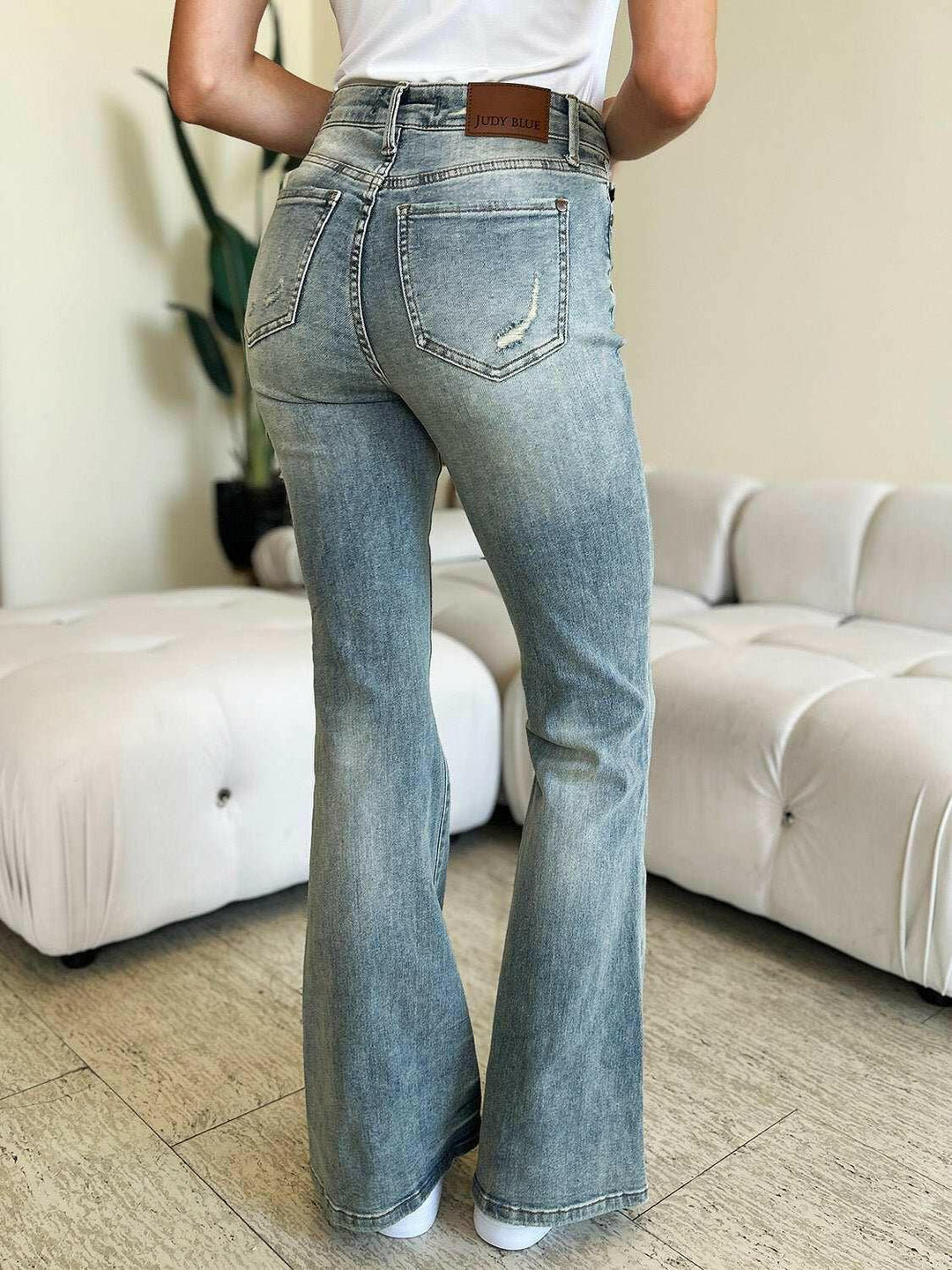 Judy Blue Mid Rise Flare JeansChannel retro vibes with the Mid Rise Flare Jeans - comfy and stylish denim for any occasion. Effortlessly elevate your look!

Features: Washed, Pocketed
Stretch: MoFlare JeansJudy Blue Mid Rise