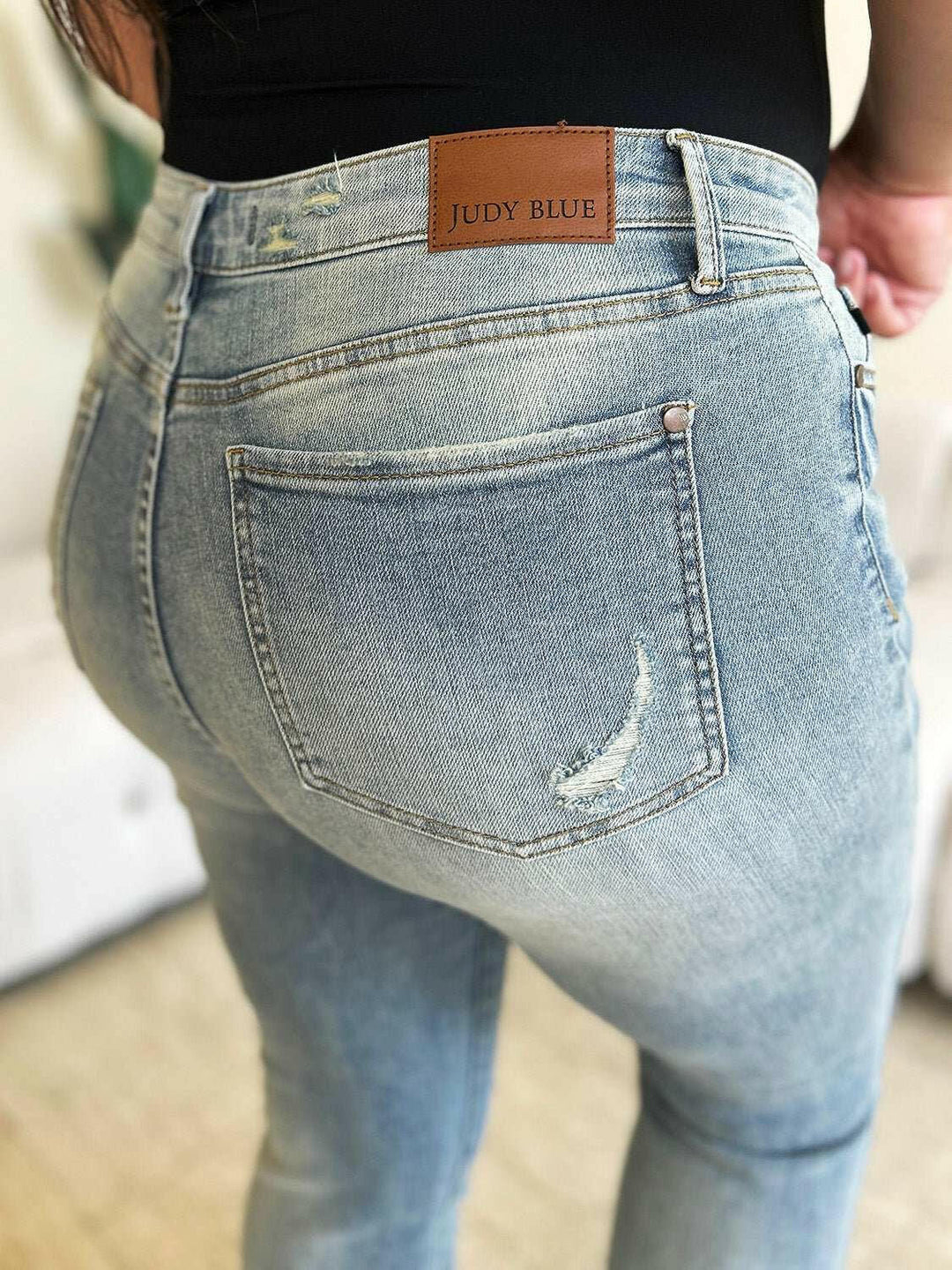 Judy Blue Mid Rise Flare JeansChannel retro vibes with the Mid Rise Flare Jeans - comfy and stylish denim for any occasion. Effortlessly elevate your look!

Features: Washed, Pocketed
Stretch: MoFlare JeansJudy Blue Mid Rise
