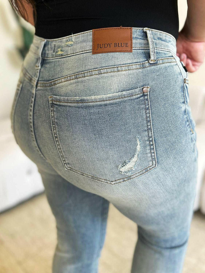 Judy Blue Mid Rise Flare JeansChannel retro vibes with the Mid Rise Flare Jeans - comfy and stylish denim for any occasion. Effortlessly elevate your look!

Features: Washed, Pocketed
Stretch: MoFlare JeansJudy Blue Mid Rise