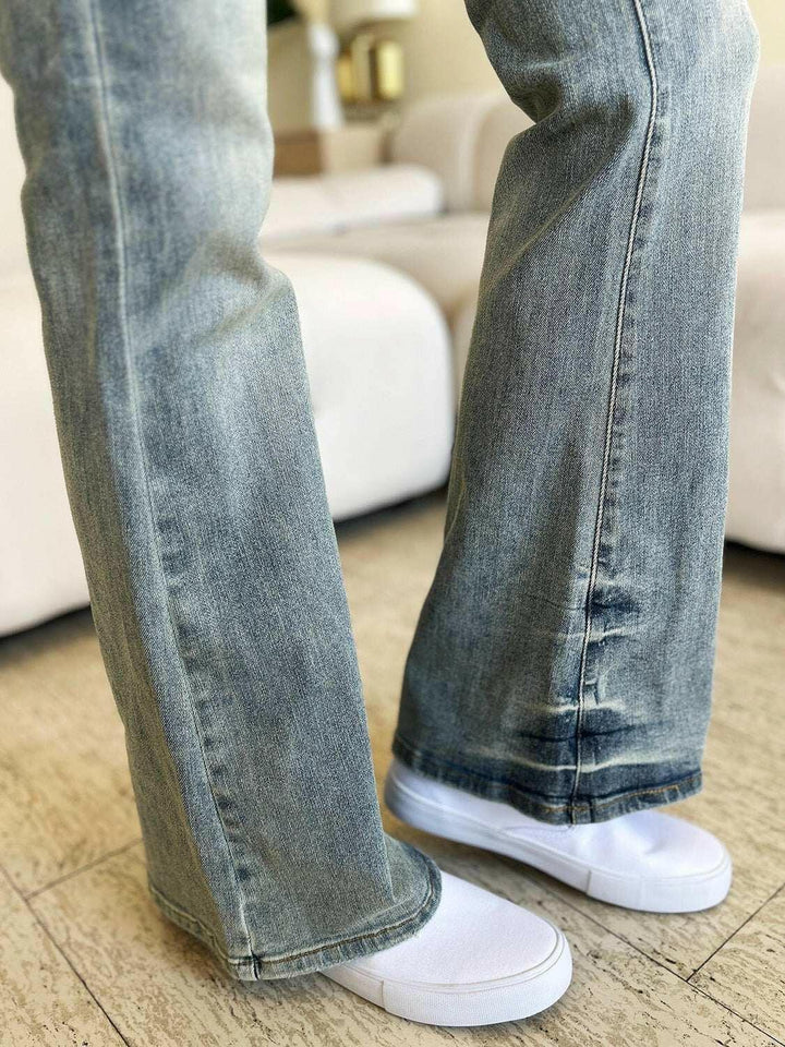 Judy Blue Mid Rise Flare JeansChannel retro vibes with the Mid Rise Flare Jeans - comfy and stylish denim for any occasion. Effortlessly elevate your look!

Features: Washed, Pocketed
Stretch: MoFlare JeansJudy Blue Mid Rise