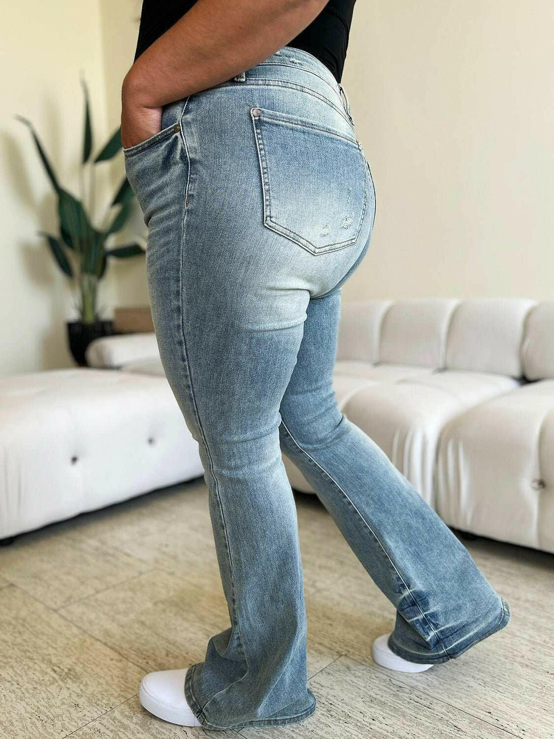 Judy Blue Mid Rise Flare JeansChannel retro vibes with the Mid Rise Flare Jeans - comfy and stylish denim for any occasion. Effortlessly elevate your look!

Features: Washed, Pocketed
Stretch: MoFlare JeansJudy Blue Mid Rise