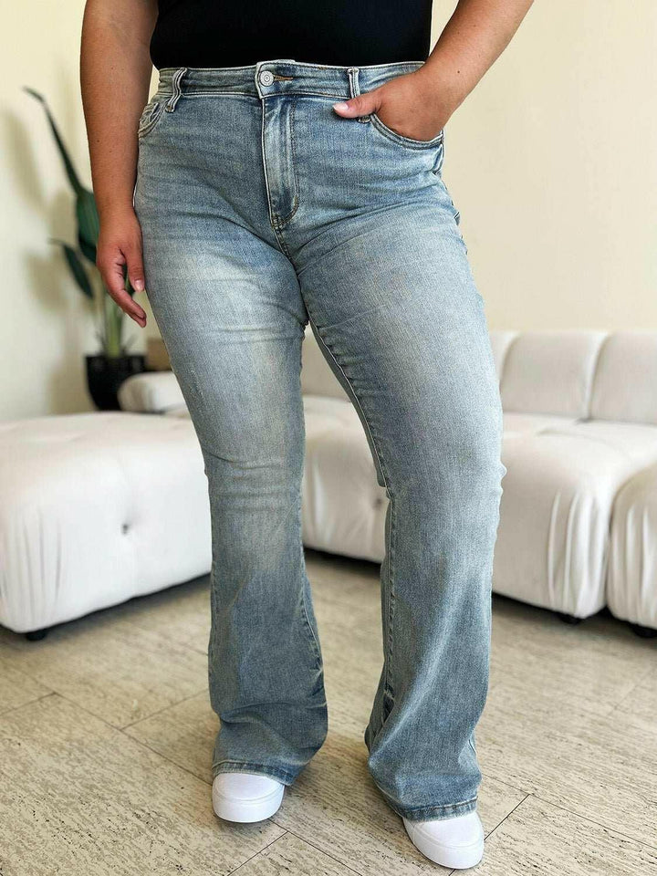 Judy Blue Mid Rise Flare JeansChannel retro vibes with the Mid Rise Flare Jeans - comfy and stylish denim for any occasion. Effortlessly elevate your look!

Features: Washed, Pocketed
Stretch: MoFlare JeansJudy Blue Mid Rise