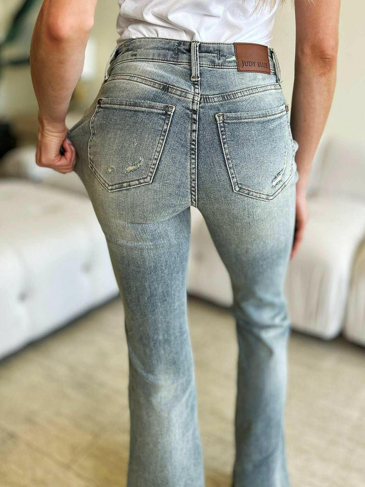 Judy Blue Mid Rise Flare JeansChannel retro vibes with the Mid Rise Flare Jeans - comfy and stylish denim for any occasion. Effortlessly elevate your look!

Features: Washed, Pocketed
Stretch: MoFlare JeansJudy Blue Mid Rise