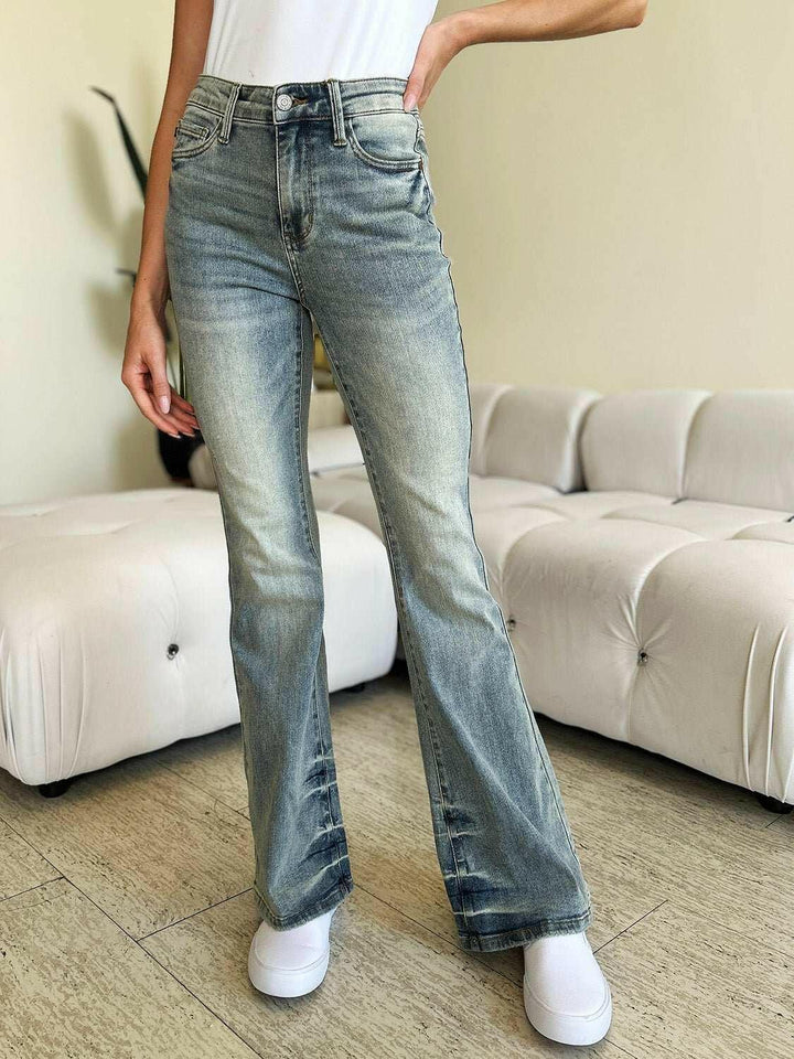 Judy Blue Mid Rise Flare JeansChannel retro vibes with the Mid Rise Flare Jeans - comfy and stylish denim for any occasion. Effortlessly elevate your look!

Features: Washed, Pocketed
Stretch: MoFlare JeansJudy Blue Mid Rise